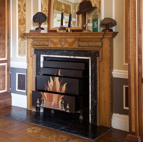 Cassettone a muro - MR MITCHELL’S MAYFAIR TOWNHOUSE - Clive Christian - classico / in legno / in pelle
