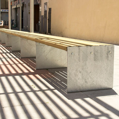 Panca per spazi pubblici design - PLEC LINE - URBADIS Microarquitectura - in legno / modulare / su misura