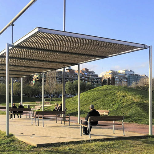 Pergola montata in superficie - Habana - URBADIS Microarquitectura - in acciaio galvanizzato / a lamelle frangisole / con copertura in legno