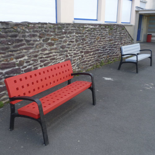 Panca per spazi pubblici contemporanea - PLASCOLOR - NORCOR MOB.URBAIN - in polietilene ad alta densità HDPE / con schienale / con braccioli