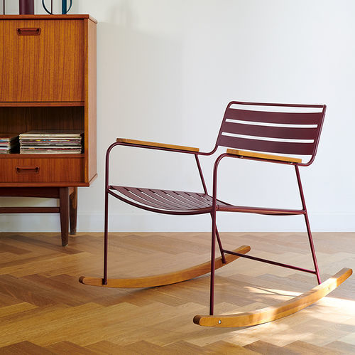 Poltrona a dondolo - SURPRISING - FERMOB - contemporanea / in pelle / in teak
