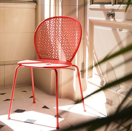 Sedia da giardino contemporanea - LORETTE - FERMOB - da esterno / in lamiera d'acciaio / con supporto in acciaio