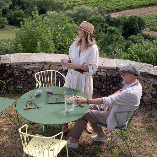 Tavolo da bistrot classico - OPÉRA+ - FERMOB - in lamiera d'acciaio / con supporto in acciaio / rotondo
