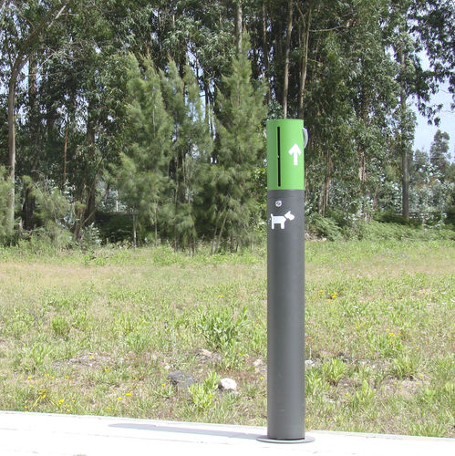 Distributore di sacchetti per escrementi di cani a pavimento - DOGGY BIN - LARUS DESIGN - per spazio pubblico / in acciaio