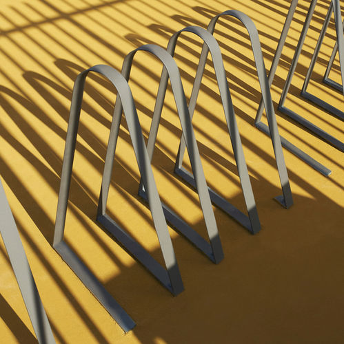 Rastrelliera per biciclette a pavimento - TRI&Acirc;NGULO - LARUS DESIGN - per spazi pubblici / in acciaio / professionale