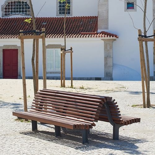 Panca per spazi pubblici design originale - Axis Bold - LARUS DESIGN - in legno / in ghisa / con schienale