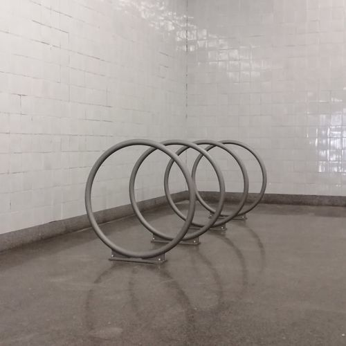 Rastrelliera per biciclette a pavimento - OMEGA - LARUS DESIGN - con sistema di sicurezza / per spazi pubblici / in acciaio
