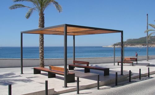 Pergola autoportante - Sombra  - LARUS DESIGN - in legno / in acciaio / a lamelle frangisole