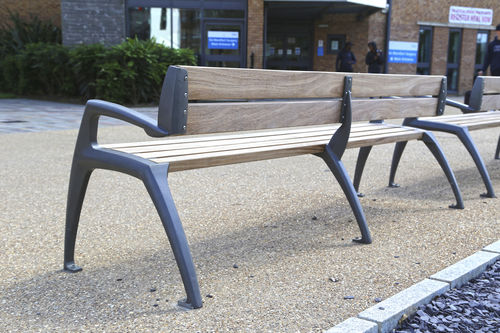 Panca per spazi pubblici contemporanea - MANTIS - Factory Street Furniture - in legno / in ghisa di alluminio / con schienale