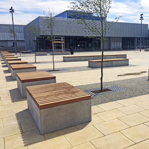 Panca per spazi pubblici contemporanea - SOCA HVM - Factory Street Furniture - in legno / in calcestruzzo / FSC