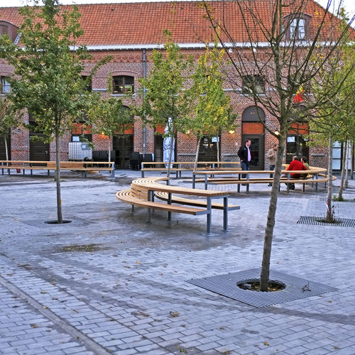 Tavolo da picnic contemporaneo - TOURNAI, BELGIUM - Factory Street Furniture - in iroko / in acciaio galvanizzato / curvo