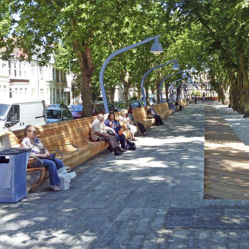 Panca per spazi pubblici contemporanea - WARRIOR SQUARE GARDENS - Factory Street Furniture - in legno / in acciaio inossidabile / in acciaio galvanizzato
