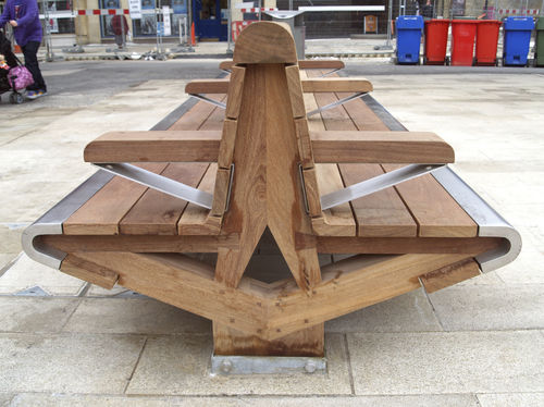 Panca per spazi pubblici contemporanea - CATHEDRAL SQUARE, PETERBOROUGH - Factory Street Furniture - in legno / in acciaio inossidabile / con schienale