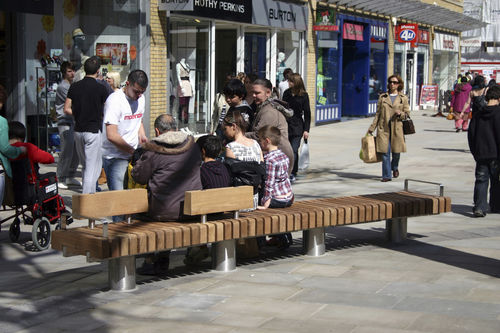 Panca per spazi pubblici contemporanea - QUAY CROSS - Factory Street Furniture - in legno / in acciaio inossidabile / con schienale