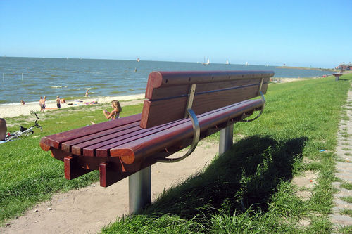 Panca per spazi pubblici contemporanea - SCROLL - Factory Street Furniture - in legno / in acciaio inossidabile / con schienale