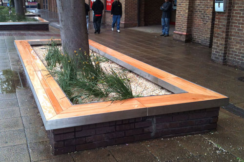 Panca per spazi pubblici contemporanea - HOWARD CENTRE, BEDFORD - Factory Street Furniture - in legno / in acciaio inossidabile / con fioriera integrata