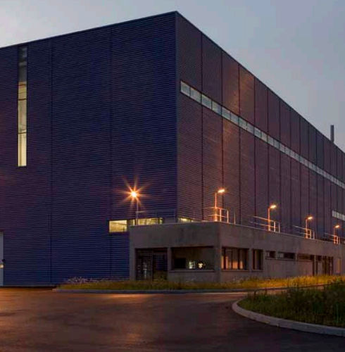 Rivestimento di facciata in fogli - LINE 2000  - Arconic Architectural Products SAS, Merxheim/Frank - in alluminio / verticale / in lamiera grecata