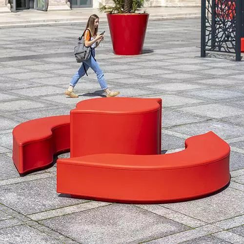 Tavolo design organico - ARABESQUE - Concept Urbain - in polietilene / con base in polietilene / curvo