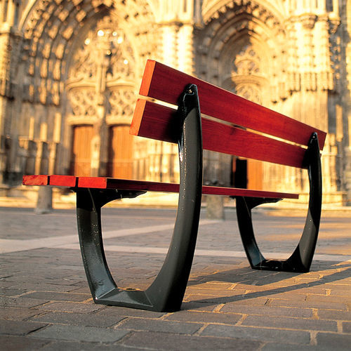 Panca per spazi pubblici contemporanea - DELTA - Concept Urbain - in ghisa / in legno esotico / con schienale