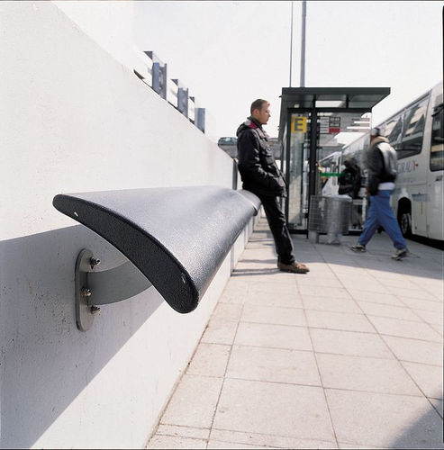 Panca per spazi pubblici a muro - EUROPE - Concept Urbain - contemporanea / in composito / in acciaio