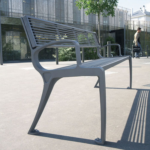 Panca per spazi pubblici classica - BASIC - Concept Urbain - in ghisa di alluminio / in acciaio / con schienale
