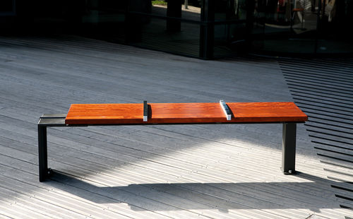 Panca per spazi pubblici contemporanea - &Eacute;V&Eacute;OLE B - Concept Urbain - in legno esotico / in ghisa / in alluminio lucido