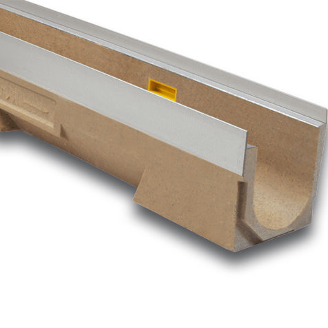 Canaletta con griglie - U100K - ULMA - ARCHITECTURAL SOLUTIONS - a fessura / con pendenza / in calcestruzzo a polimeri