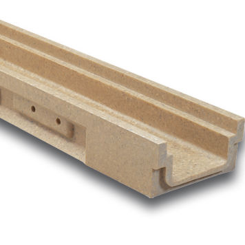 Canaletta per campo sportivo - M100V - ULMA - ARCHITECTURAL SOLUTIONS - con griglie / a fessura / in calcestruzzo a polimeri