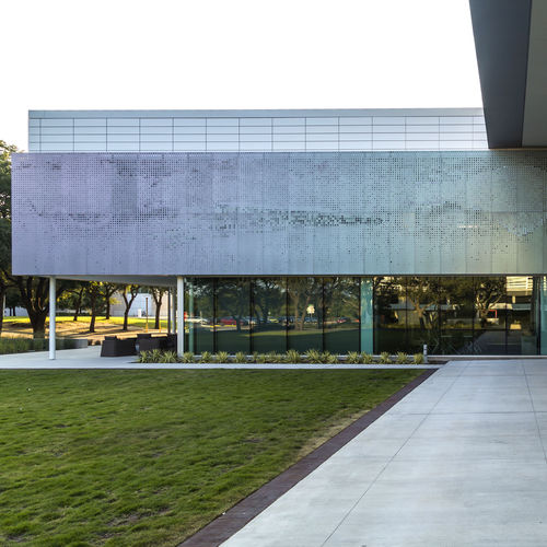 Rivestimento di facciata in pannelli - DAVIDSON-GUNDY ALUMNI CENTER - A. Zahner - in alluminio / in alluminio perforato / in gesso