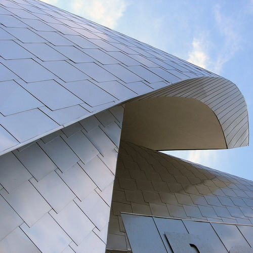 Rivestimento di facciata in pannelli - WEATHERHEAD SCHOOL - A. Zahner - a scandola / in acciaio inossidabile / riflettente