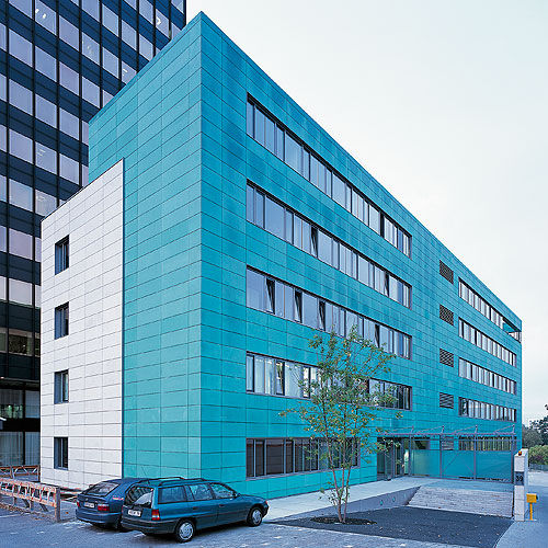 Rivestimento di facciata a cassetta - OFFICE BUILDING DBV-WINTERTHUR VERSICHERUNGEN, WIESBADEN - Schindler - in pietra naturale / patinato