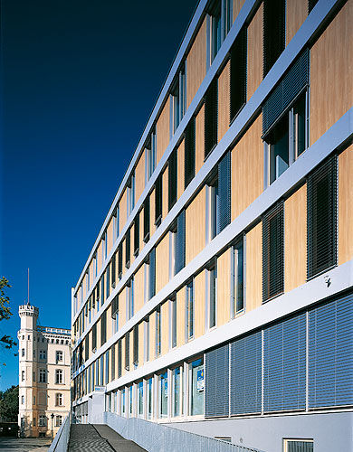 Rivestimento di facciata in pannelli - OFFICE BUILDING FÜRSTENWALL, MAGDEBURG - Schindler - in legno / liscio