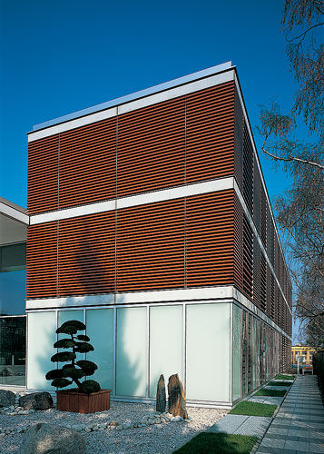 Frangisole in legno -  HAUS DER BEGEGNUNG, BERLIN - Schindler - per facciata