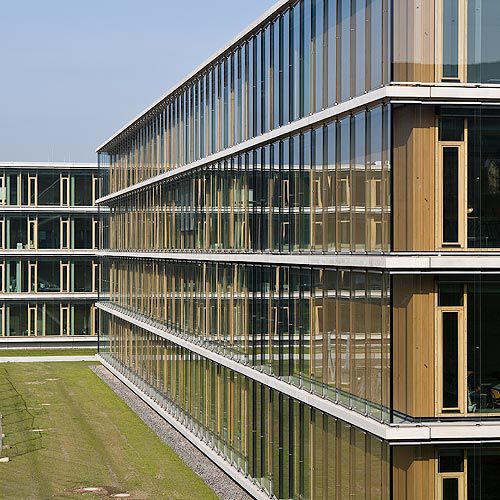 Rivestimento di facciata a doghe -  MAX-BORN-BERUFSKOLLEG, RECKLINGHAUSEN - Schindler - in legno / liscio