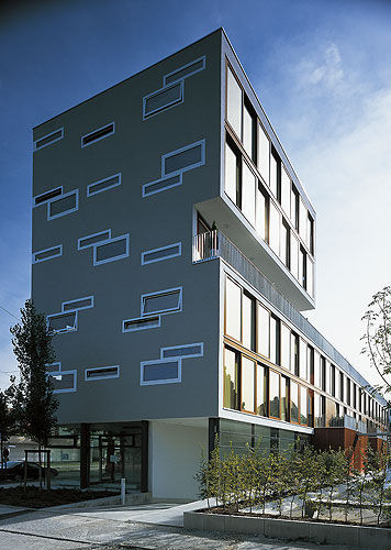 Rivestimento di facciata in pannelli - RESIDENTIAL AND COMMERCIAL BUILDING, WESTENDSTRAßE, MUNICH - Schindler - in legno / con scanalature