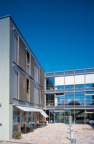 Persiana scorrevole - NURSING HOME, HETTSTEDT - Schindler - in legno / per porta interna / elettrica