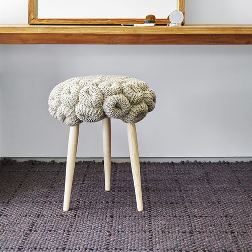 Sgabello contemporaneo - KNITTED - GAN RUGS - in lana / con supporto in frassino / con 3 piedi