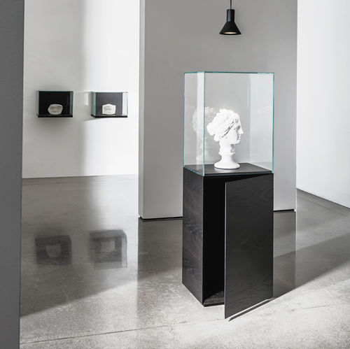 Vetrina contemporanea - NEST - Sovet Italia - con piedi / in vetro / in legno