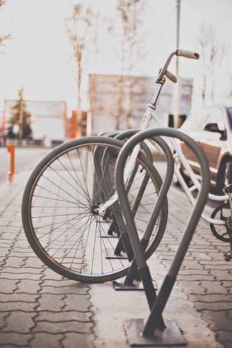 Rastrelliera per biciclette a pavimento - Tulip Bike Rack - Keha3  - con sistema di sicurezza / design originale / per parco giochi