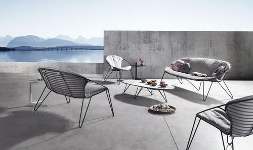 Divano contemporaneo - WIRE - Ghekiere Industries - da esterno / in tessuto / con braccioli