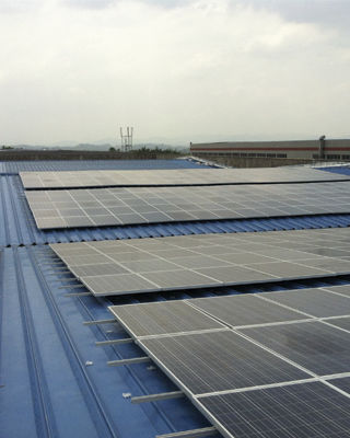 Sistema di montaggio per tetti in lamiera ondulata - 1 - Jinko solar - su tetto / solare / per applicazioni fotovoltaiche