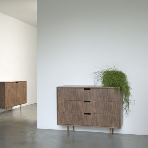 Cassettone contemporaneo - ERROL - Dare Studio - in noce americano / 3 cassetti / marrone