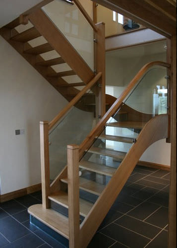 Scala a U - Broadleaf Timber - con gradini in vetro / con struttura in legno / tradizionale