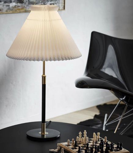 Lampada da tavolo - LE KLINT : 352 - LE KLINT - in ottone / di carta / contemporanea