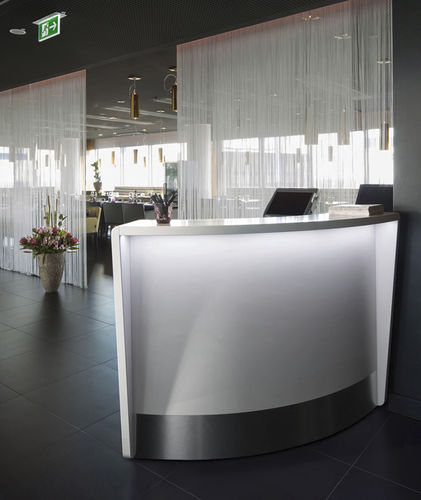 Banco reception luminoso - 60° RADIUS - MOREE - curvo / impiallacciato in legno / per ristorante