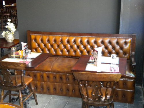 Divanetto da bar chesterfield - Bespoke  - Kingsgate Furniture ltd - in pelle / in legno massiccio / contract