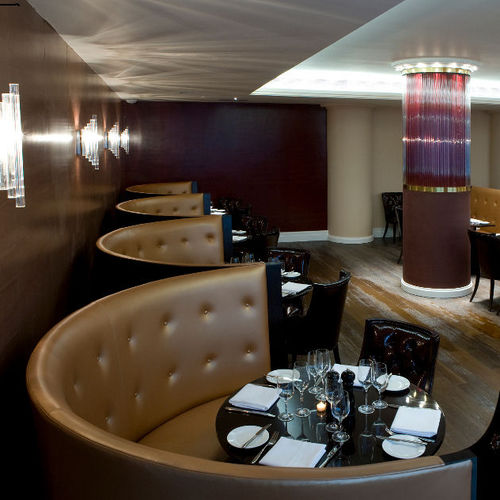 Divanetto da bar classico - Bespoke  - Kingsgate Furniture ltd - in pelle / in legno massiccio / contract