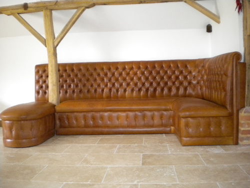 Divanetto imbottito chesterfield - Bespoke  - Kingsgate Furniture ltd - in pelle / in legno massiccio / per uso contract
