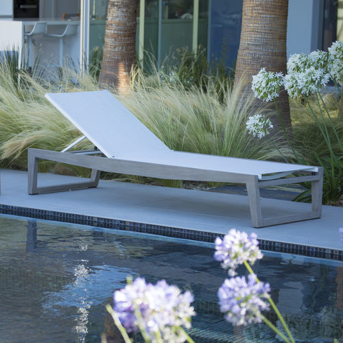 Lettino prendisole contemporaneo - SKAAL - LES JARDINS - in Batyline® / in teak / contract
