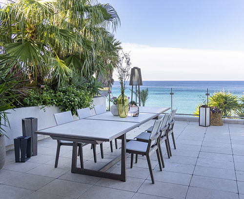 Tavolo da pranzo contemporaneo - SKAAL - LES JARDINS - in ceramica / con supporto in teak / rettangolare